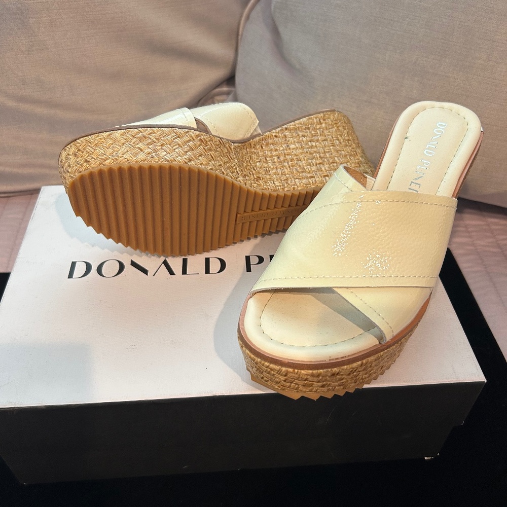 Donald Pliner Tumbled Patent Sandles Bone